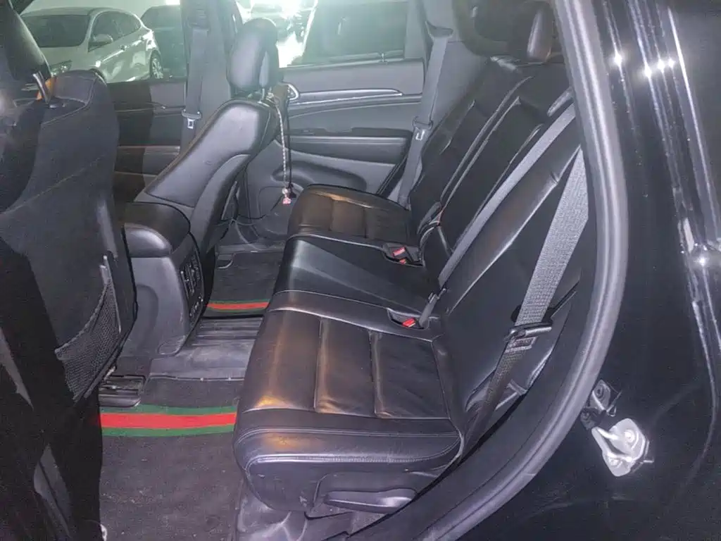 Jeep Grand Cherokee (Import) — миниатюра 19