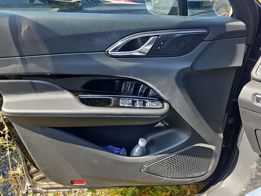 Hongqi Hongqi HS3 PHEV — миниатюра 6