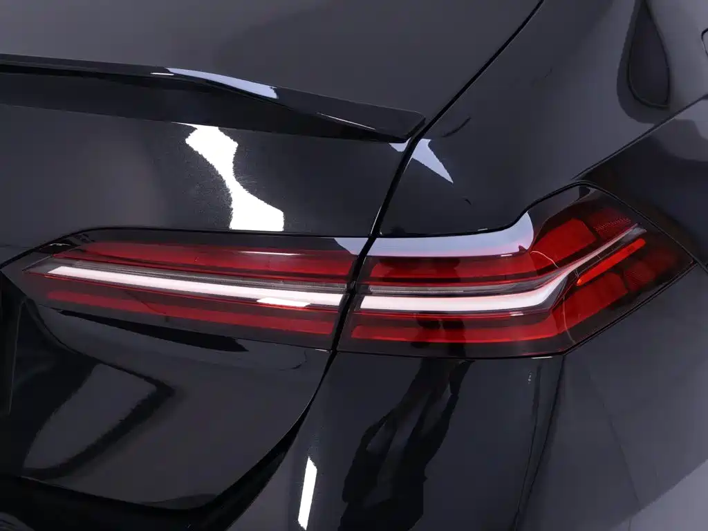 BMW 5 Series — миниатюра 9