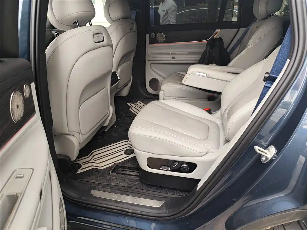 AITO ASK THE WORLD M9