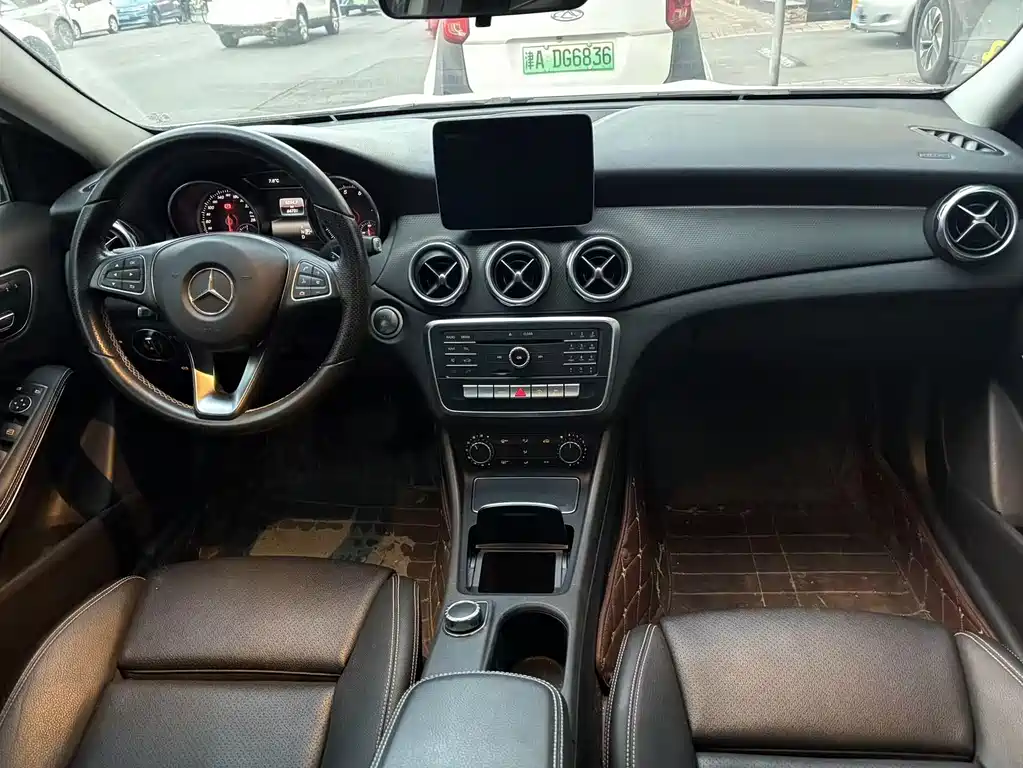 MERCEDES-BENZ GLA
