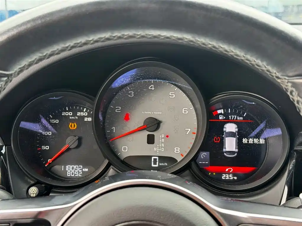 Porsche Macan — миниатюра 13