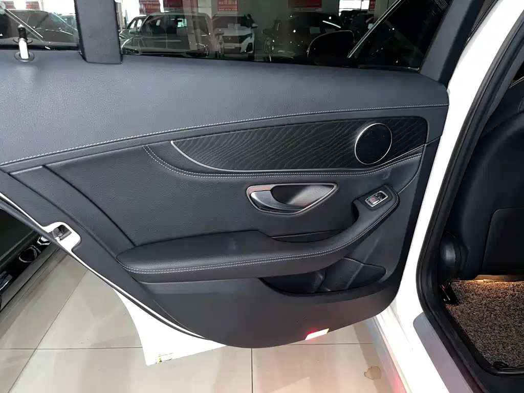 Mercedes-Benz C-Class — миниатюра 8