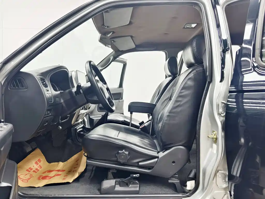 Nissan Paladin — миниатюра 10