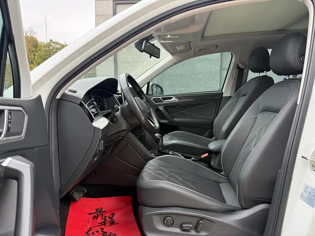 Volkswagen Tiguan L L 2023 300TSI AT Smart
