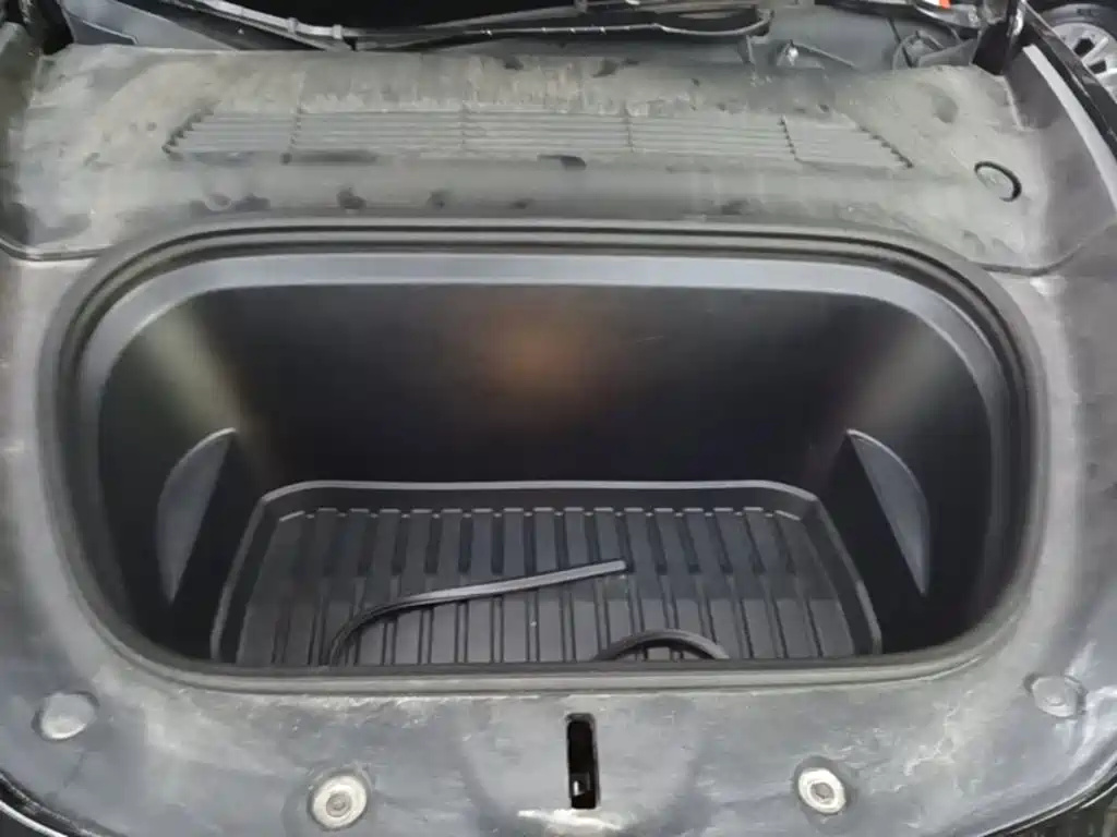 Tesla Model Y — миниатюра 20