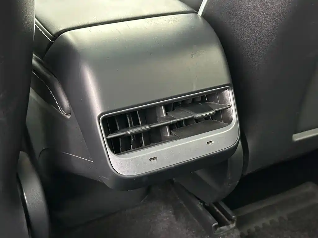 Tesla Model Y — миниатюра 21