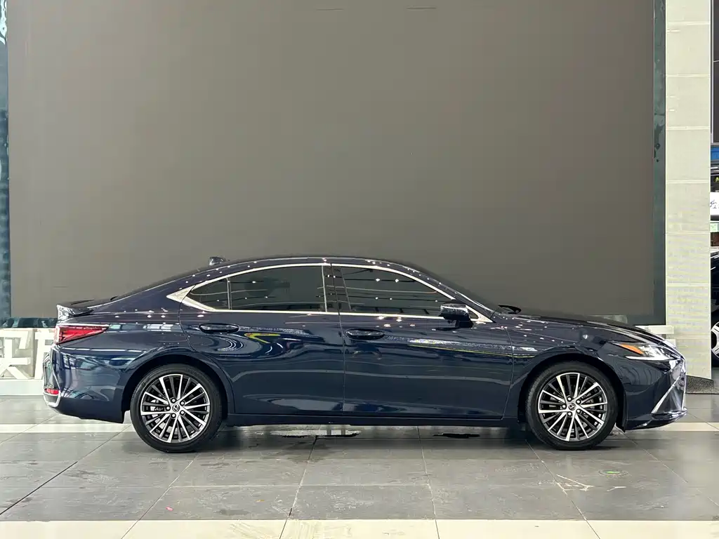 Lexus ES 2022 300h Premium