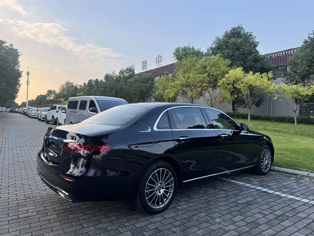 Mercedes-Benz E-Class — миниатюра 9