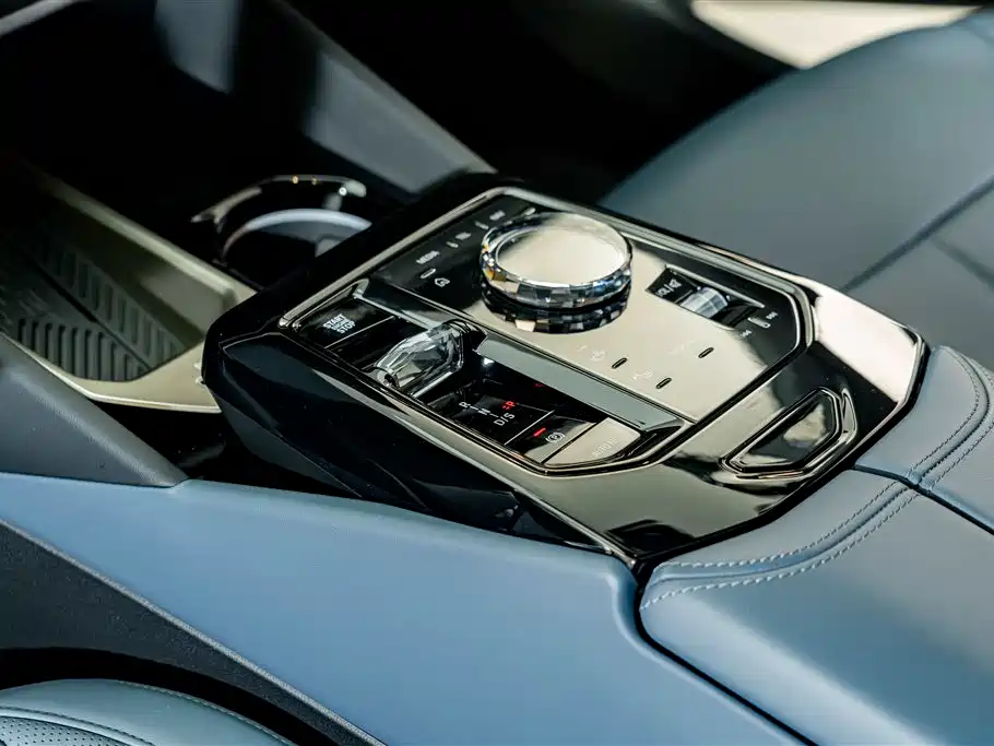 BMW 5 Series — миниатюра 13