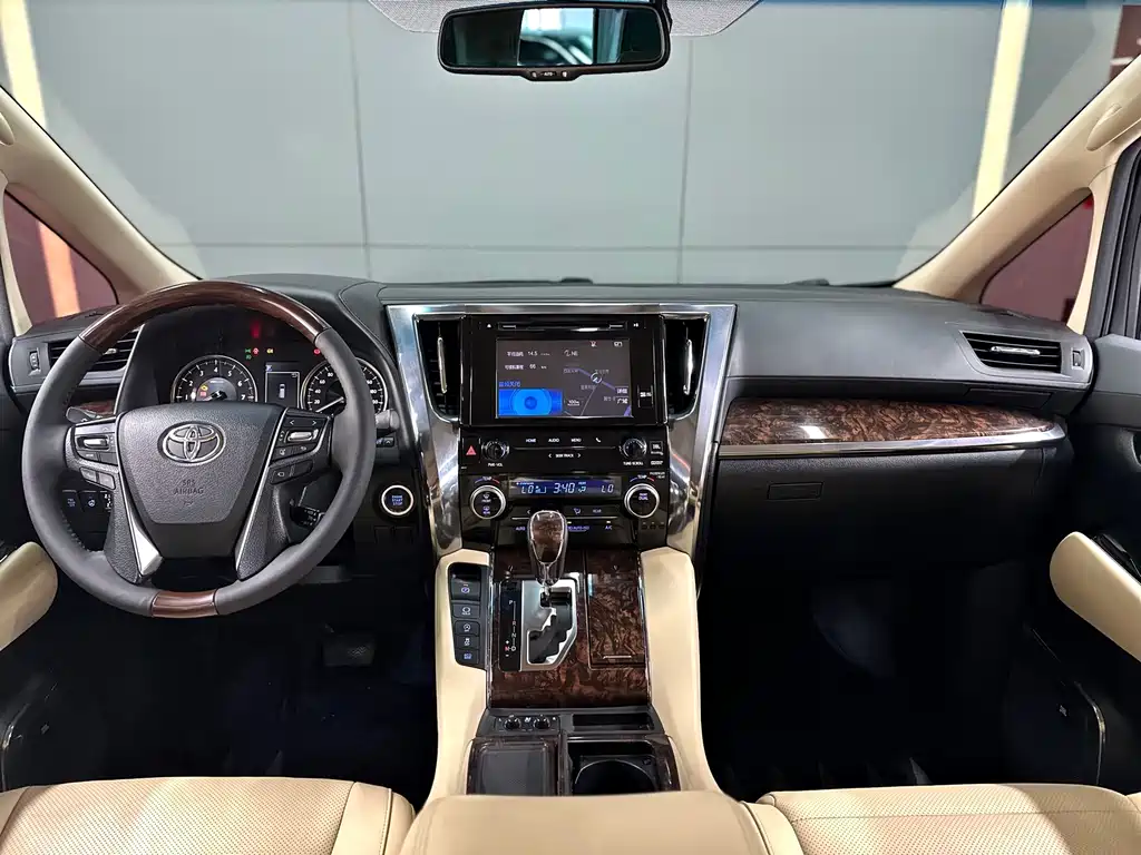 Toyota Alphard — миниатюра 7