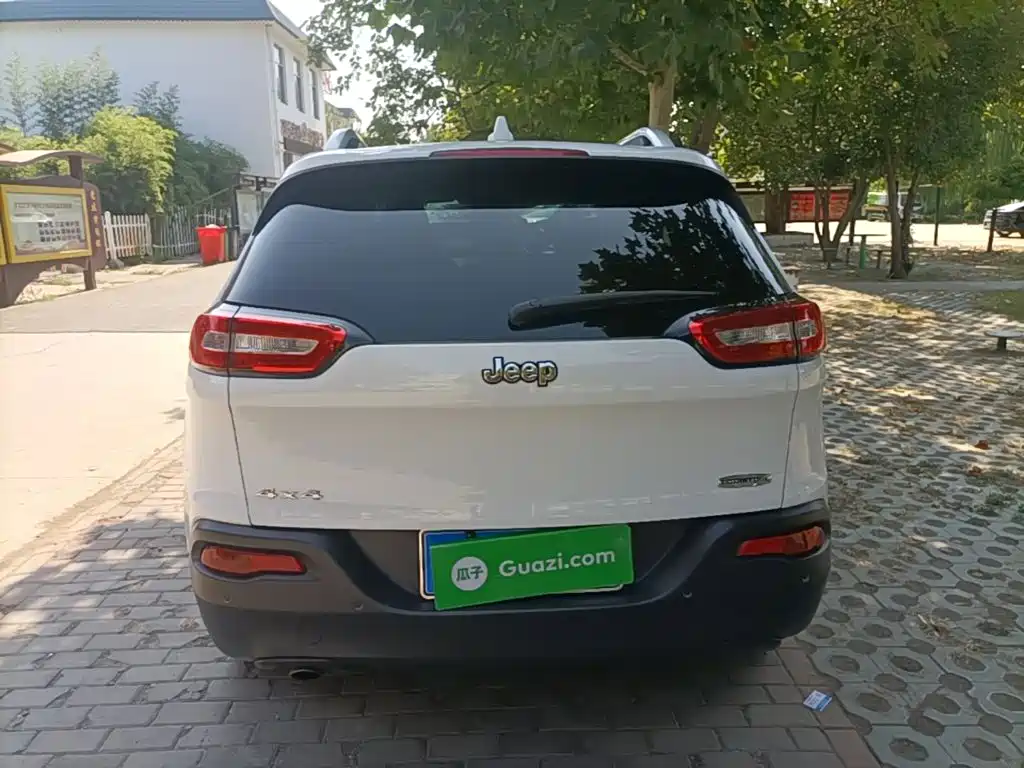 Jeep Cherokee (Import) 2.4L Luxury Edition, фото 4