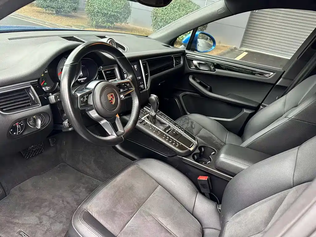 PORSCHE MACAN