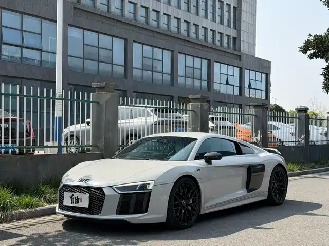 AUDI R8