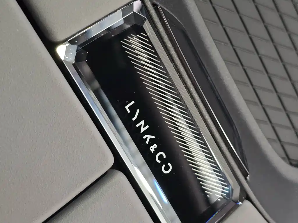 LYNK & CO. 08 EM P