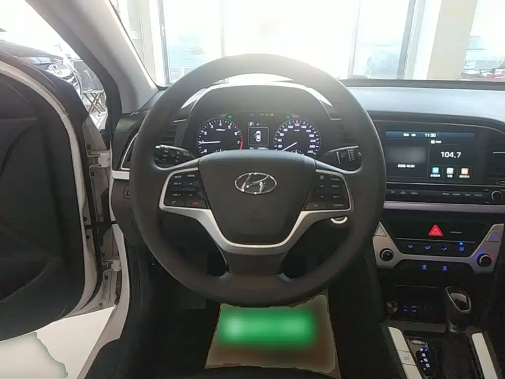 Hyundai Elantra — миниатюра 11