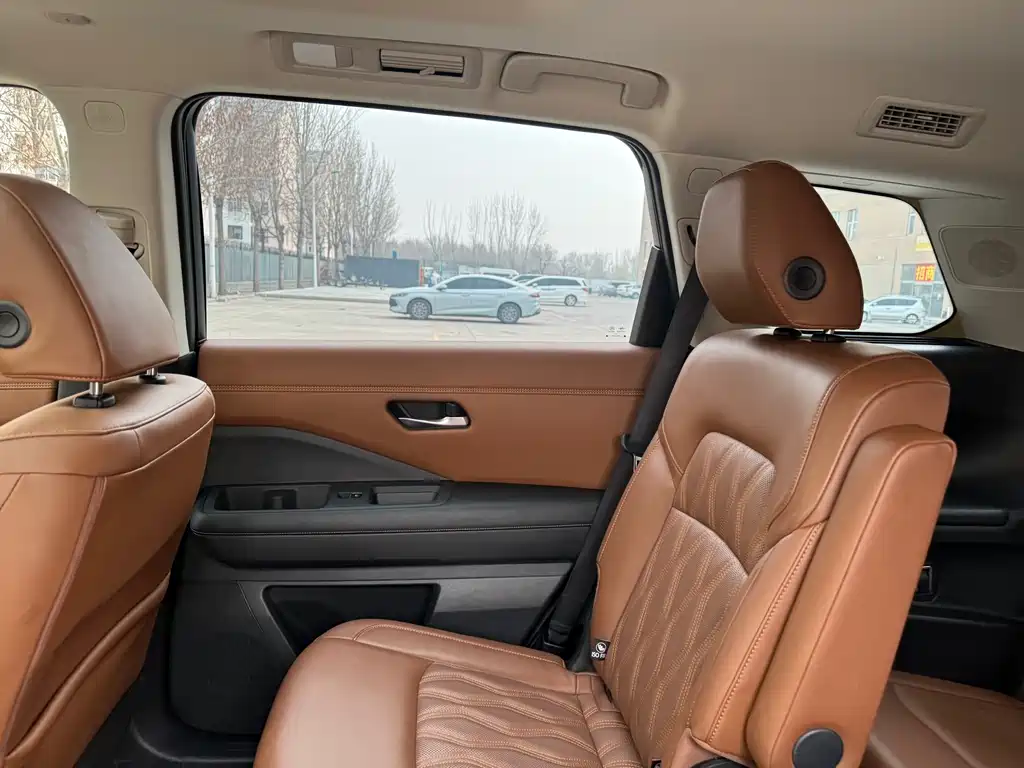 NISSAN EXPLORING THE LAND