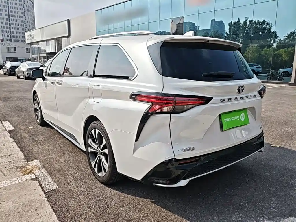 Toyota Granvia — миниатюра 5