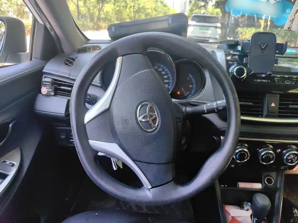 Toyota Yaris L — миниатюра 3