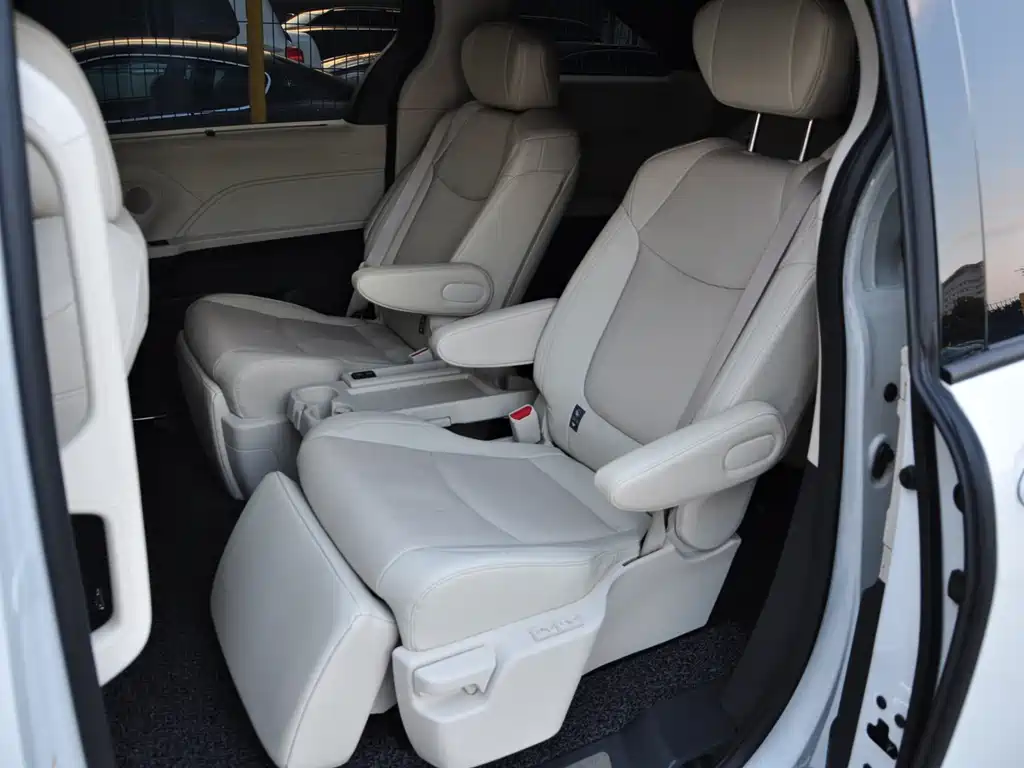 Toyota Sienna — миниатюра 8