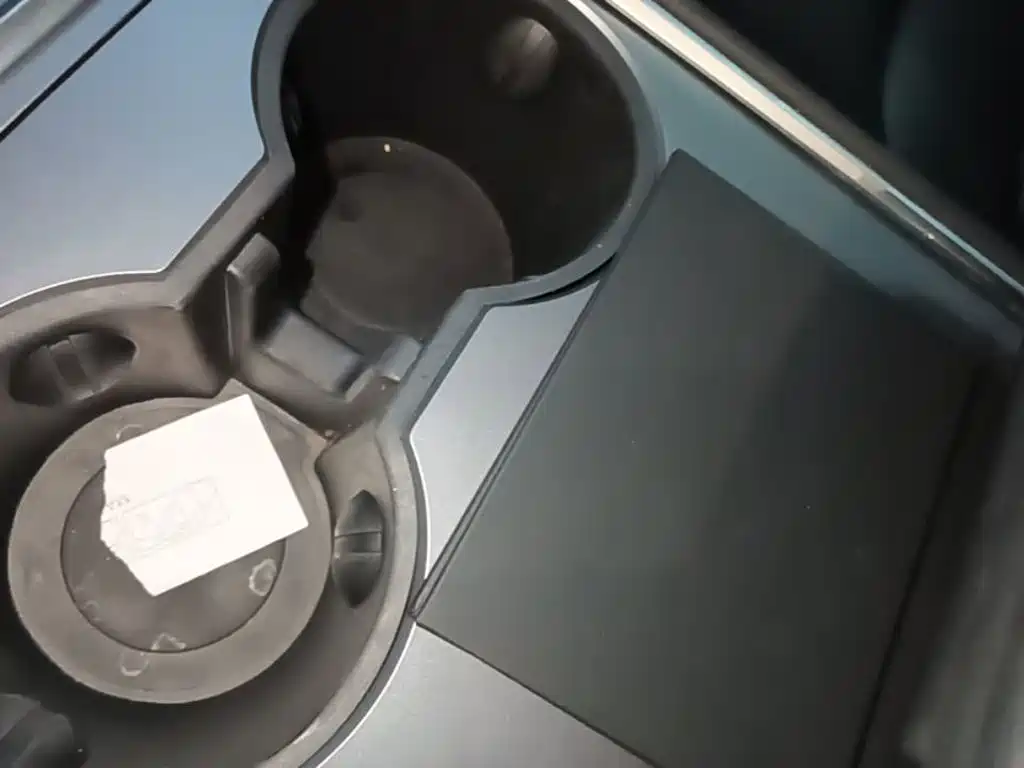 Tesla Model Y — миниатюра 9