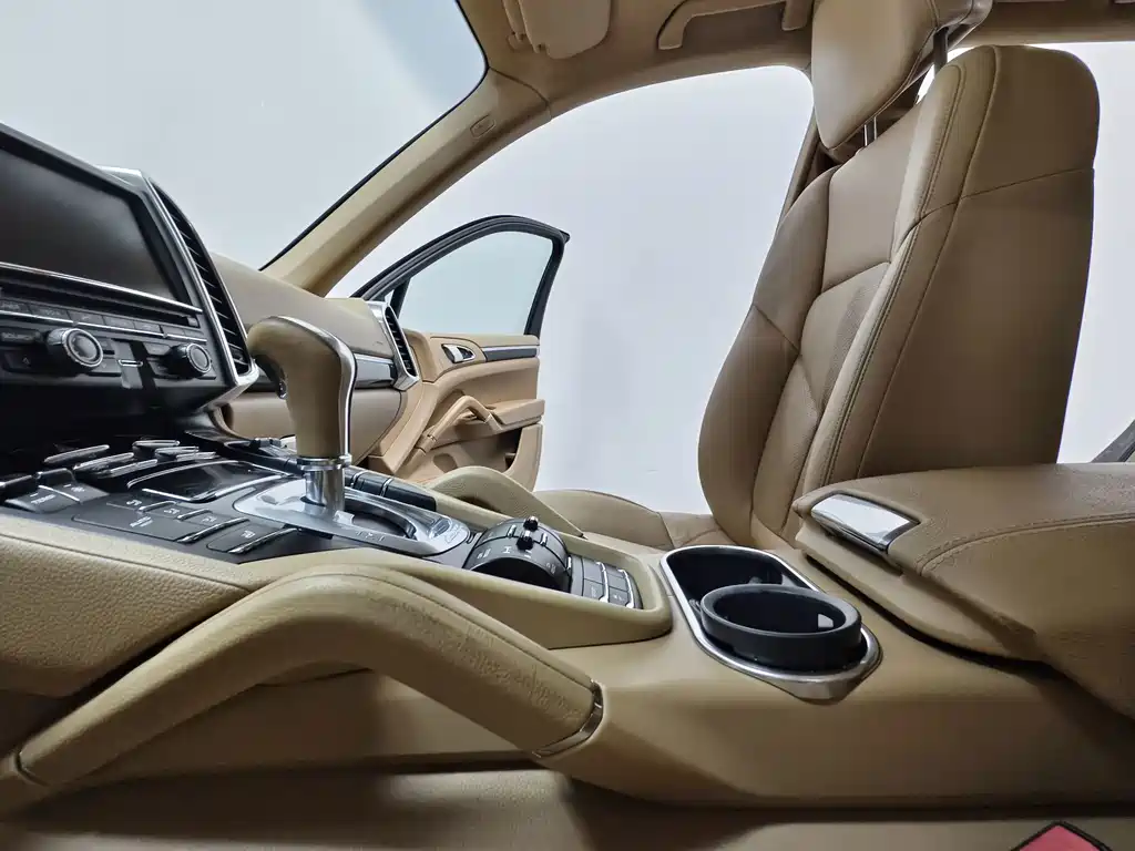Porsche Cayenne — миниатюра 12