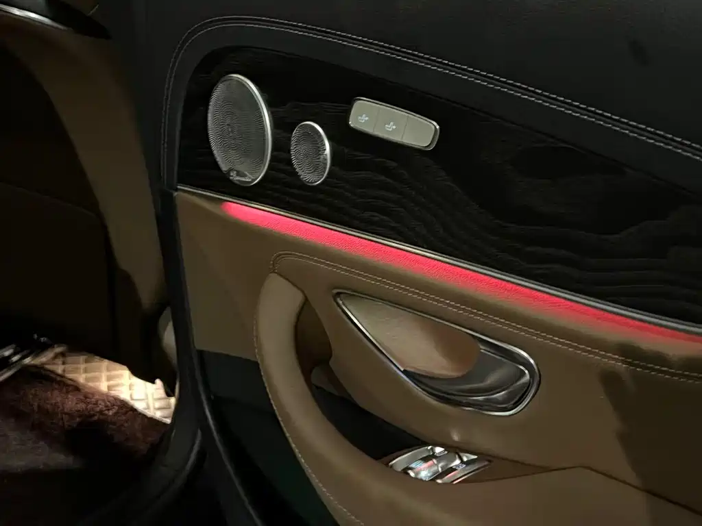 Mercedes-Benz E-Class — миниатюра 9