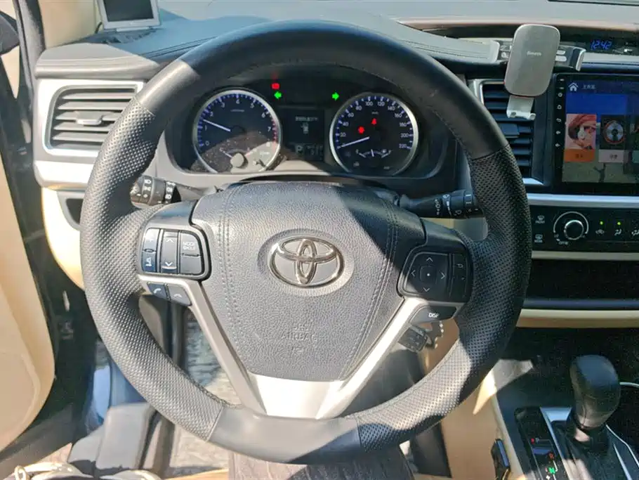 TOYOTA HIGHLANDER