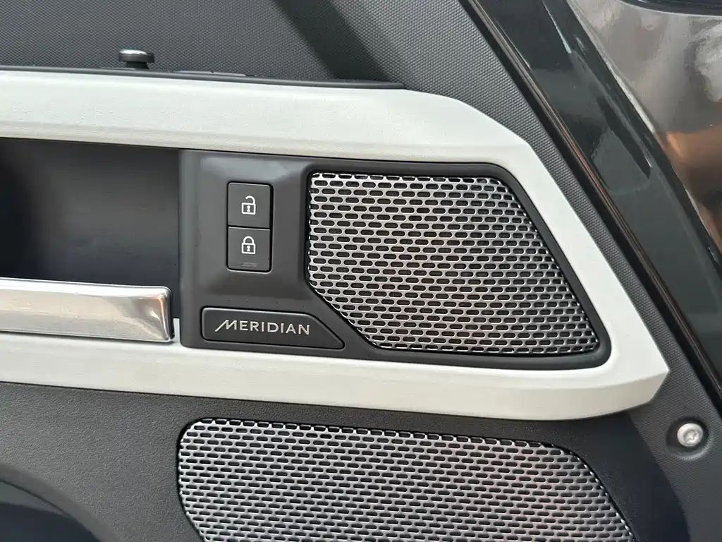 Land Rover Defender — миниатюра 9