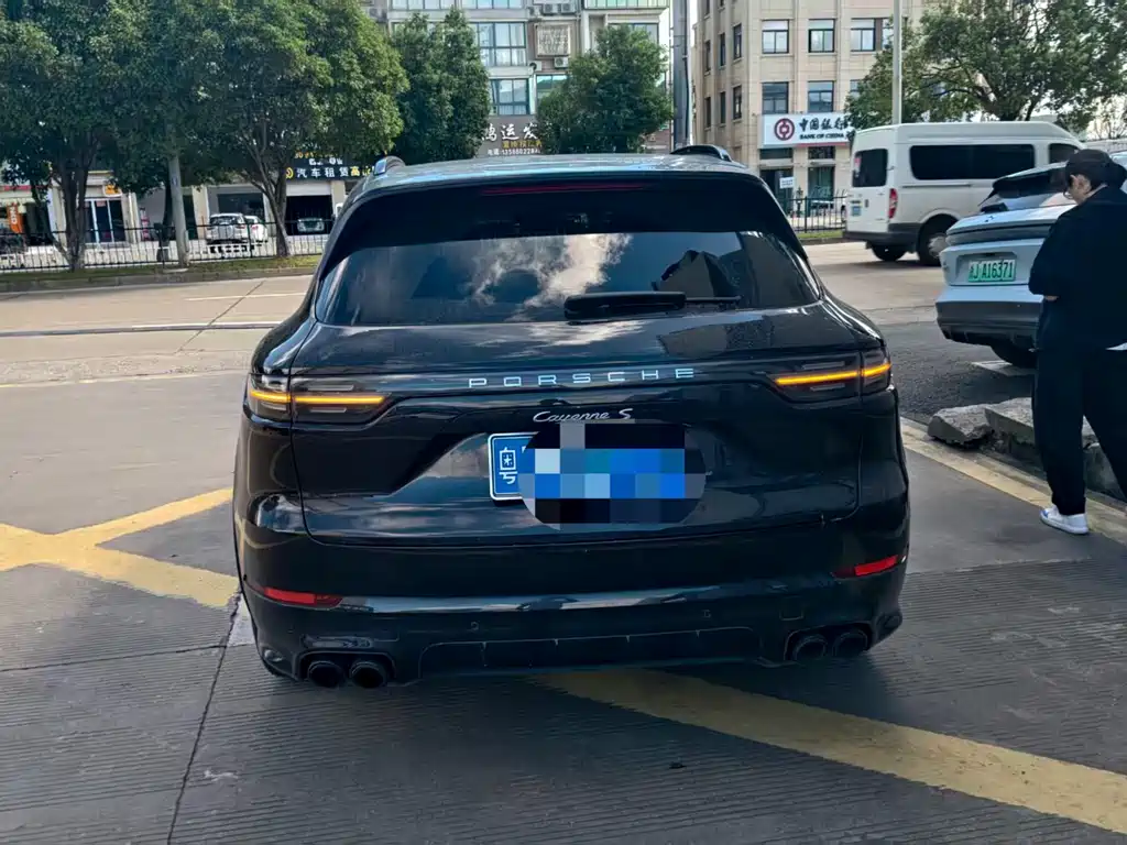 Porsche Cayenne — миниатюра 7