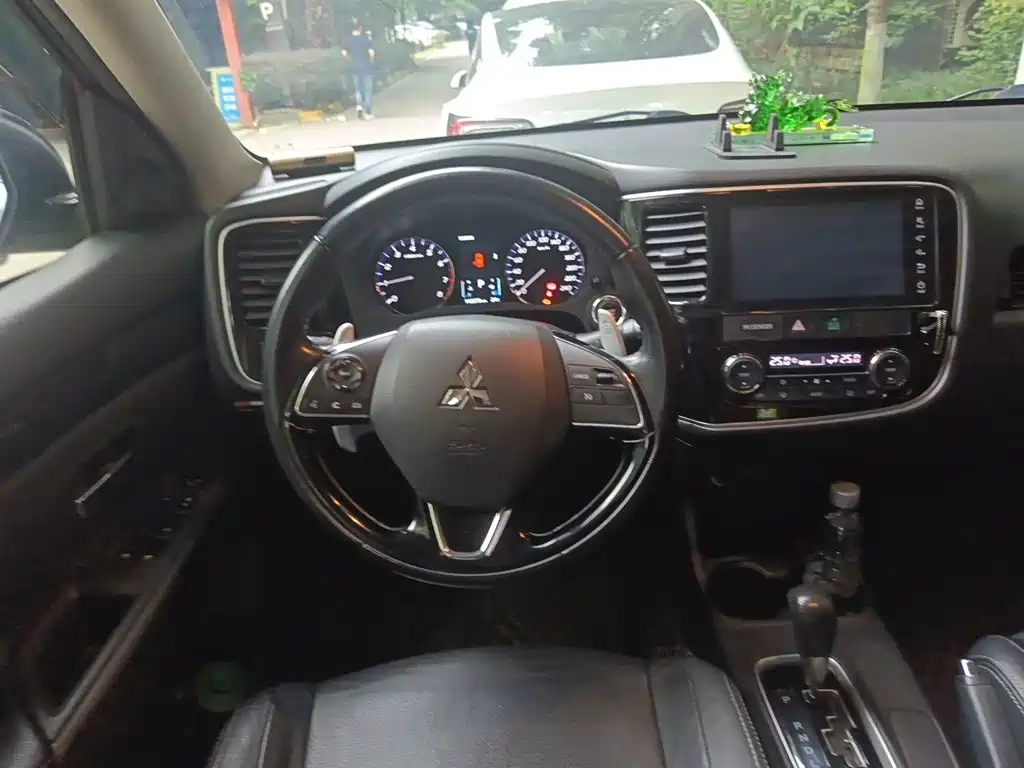 Mitsubishi Outlander — миниатюра 12