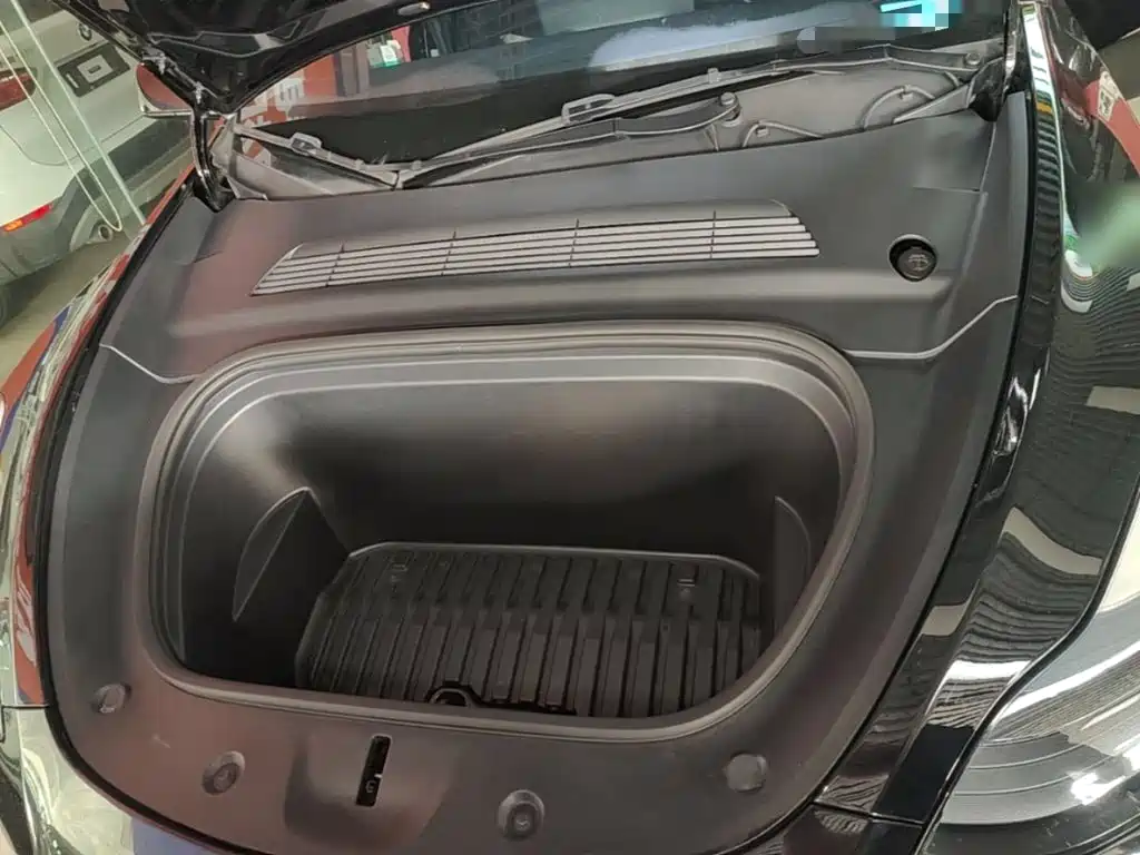 Tesla Model Y — миниатюра 20