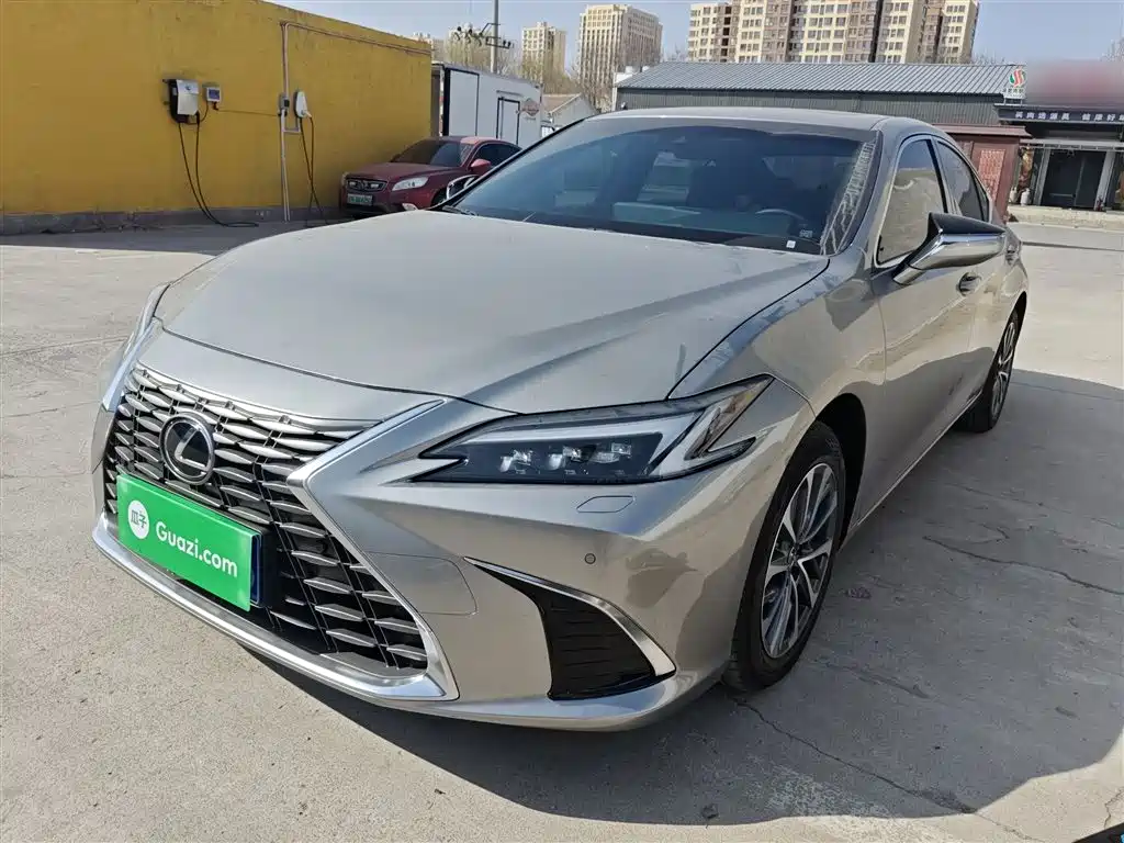 Lexus ES 2025