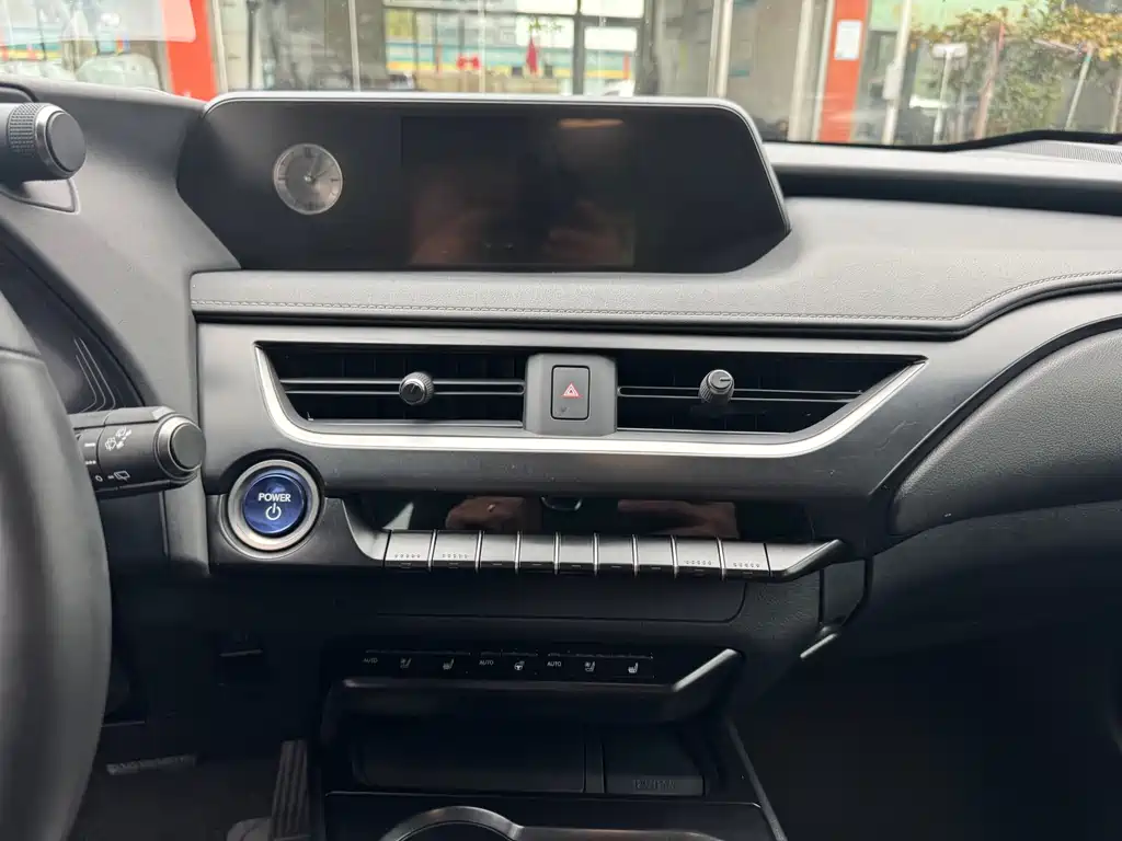 Lexus UX New Energy — миниатюра 6