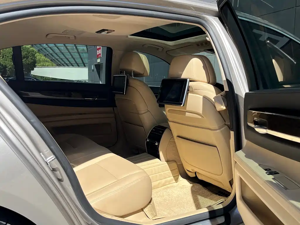 BMW 7 Series — миниатюра 21