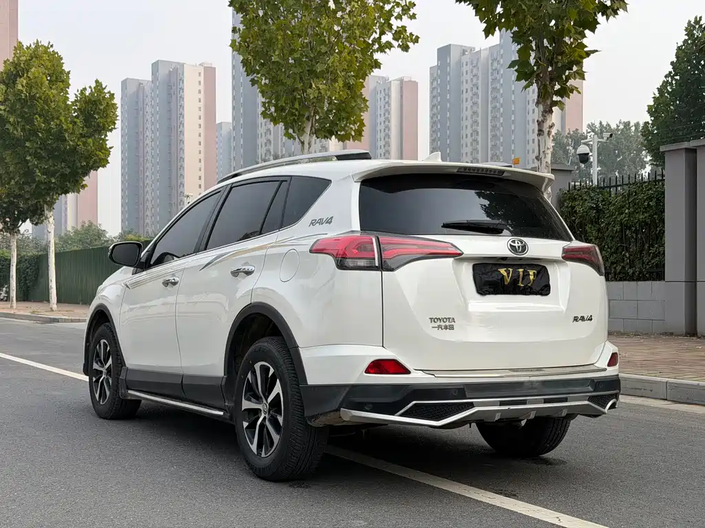 Toyota RAV4 — миниатюра 5