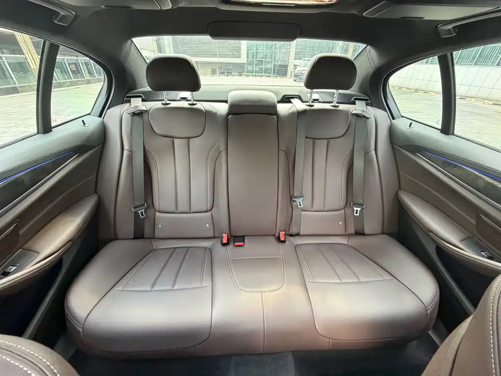 BMW 5 Series — миниатюра 13