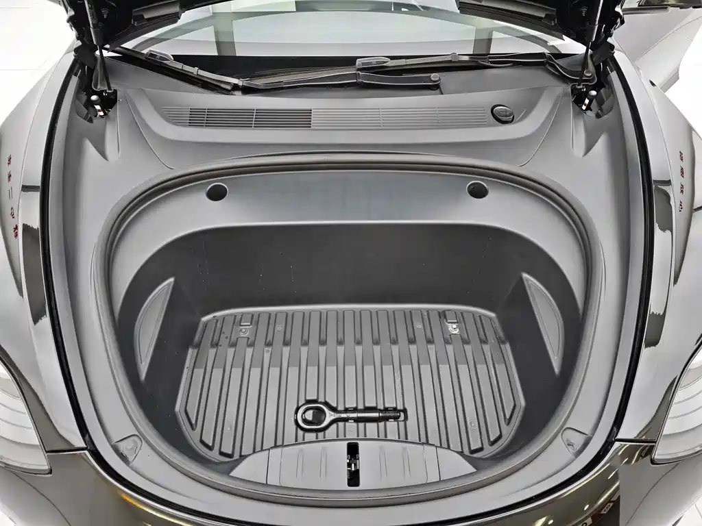 Tesla Model 3 — миниатюра 16