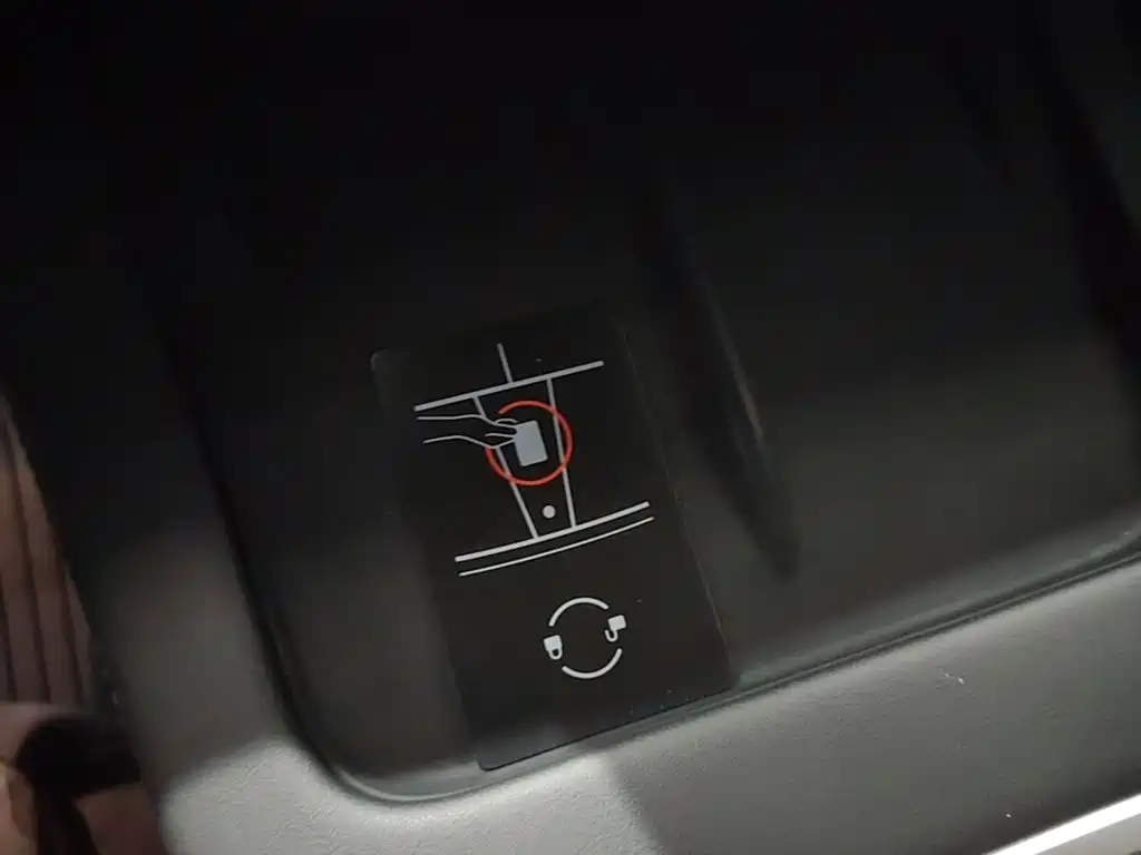 Tesla Model Y — миниатюра 9
