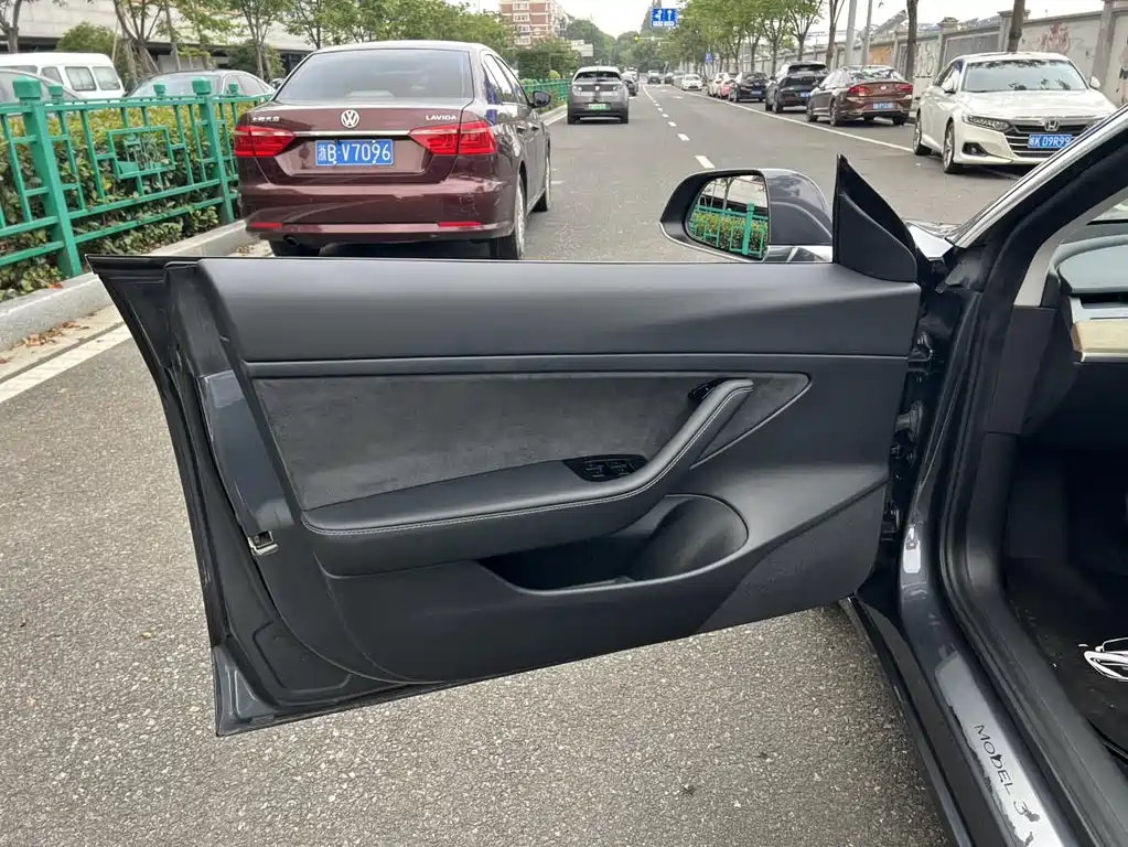 Tesla Model 3 — миниатюра 14