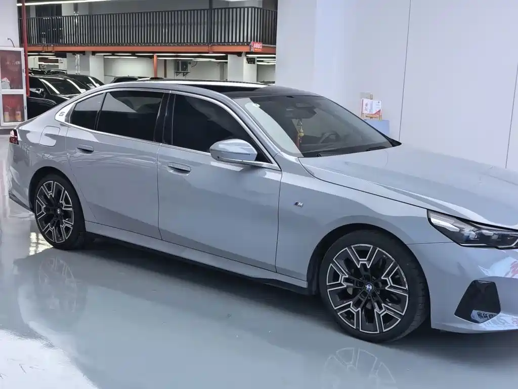BMW 5 Series — миниатюра 3