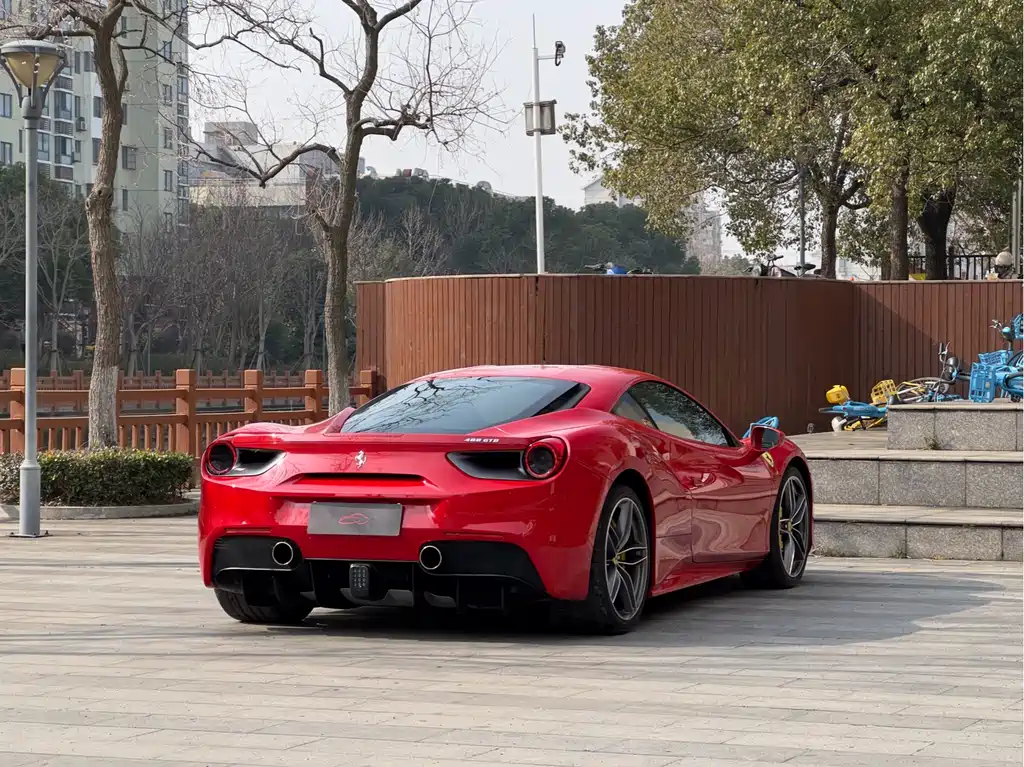 FERRARI 488