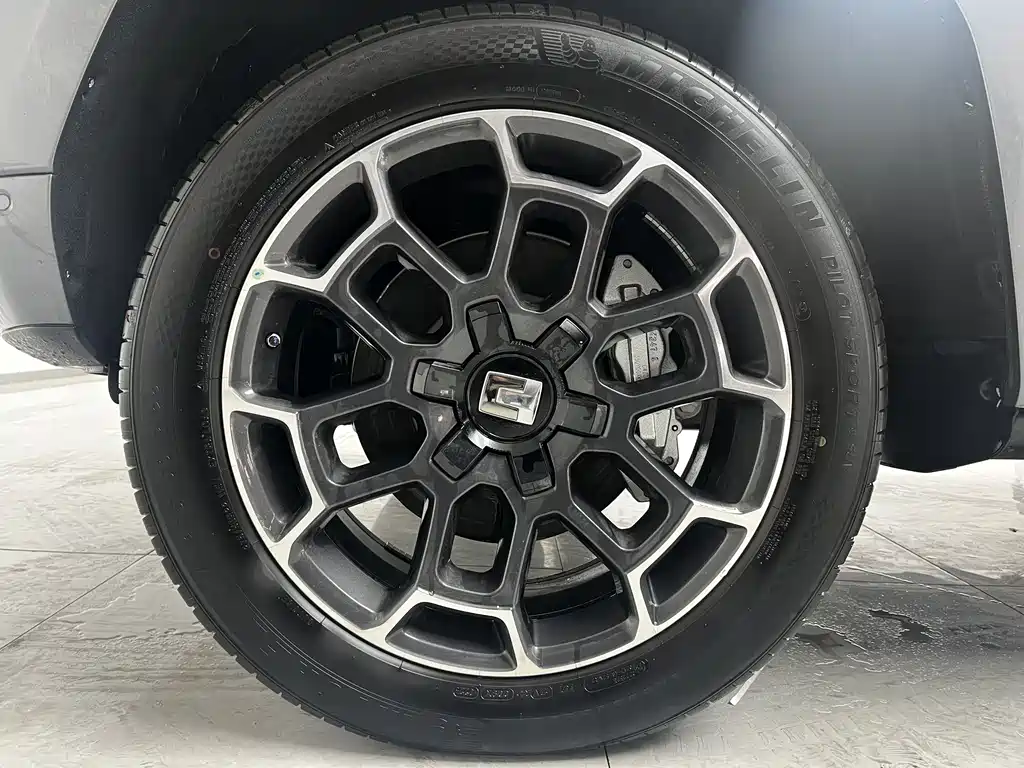 TANK TANK 700 NEW ENERGY