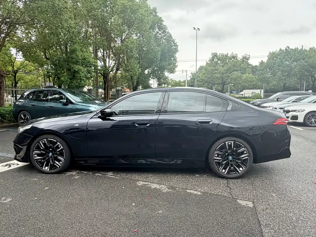 BMW 宝马i5(进口) — миниатюра 21