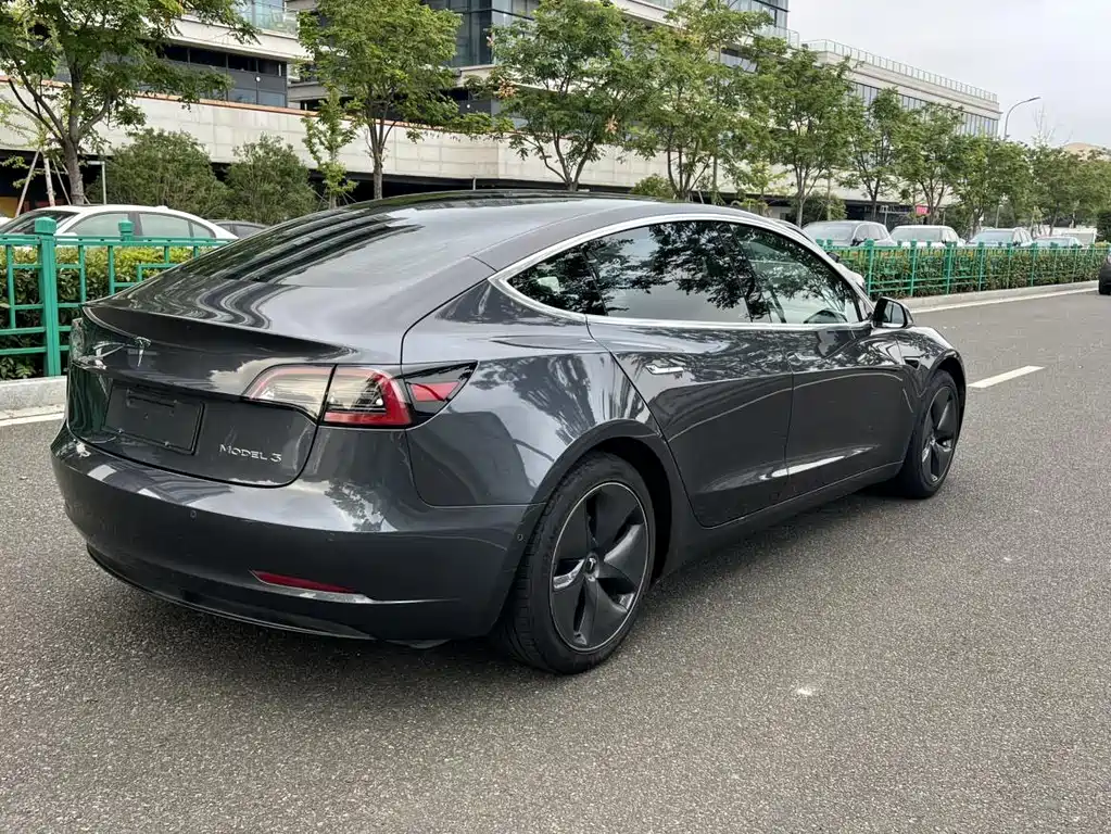 Tesla Model 3 — миниатюра 15