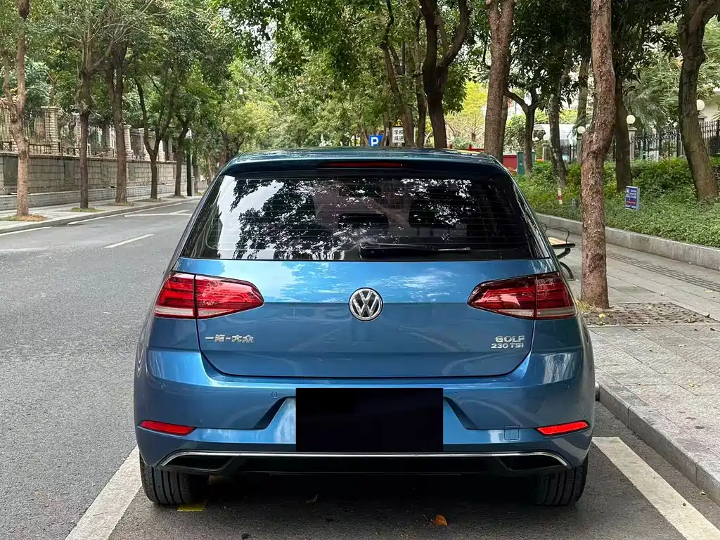 VOLKSWAGEN GOLF
