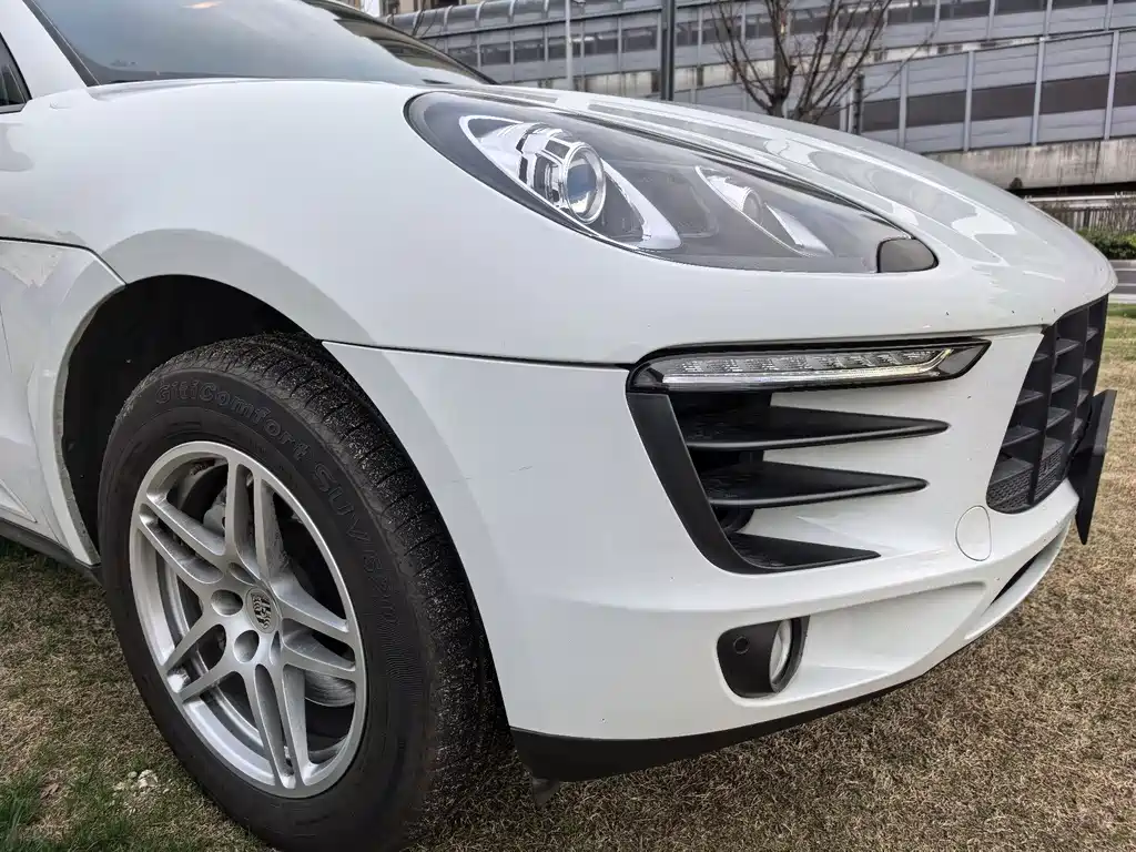 PORSCHE MACAN