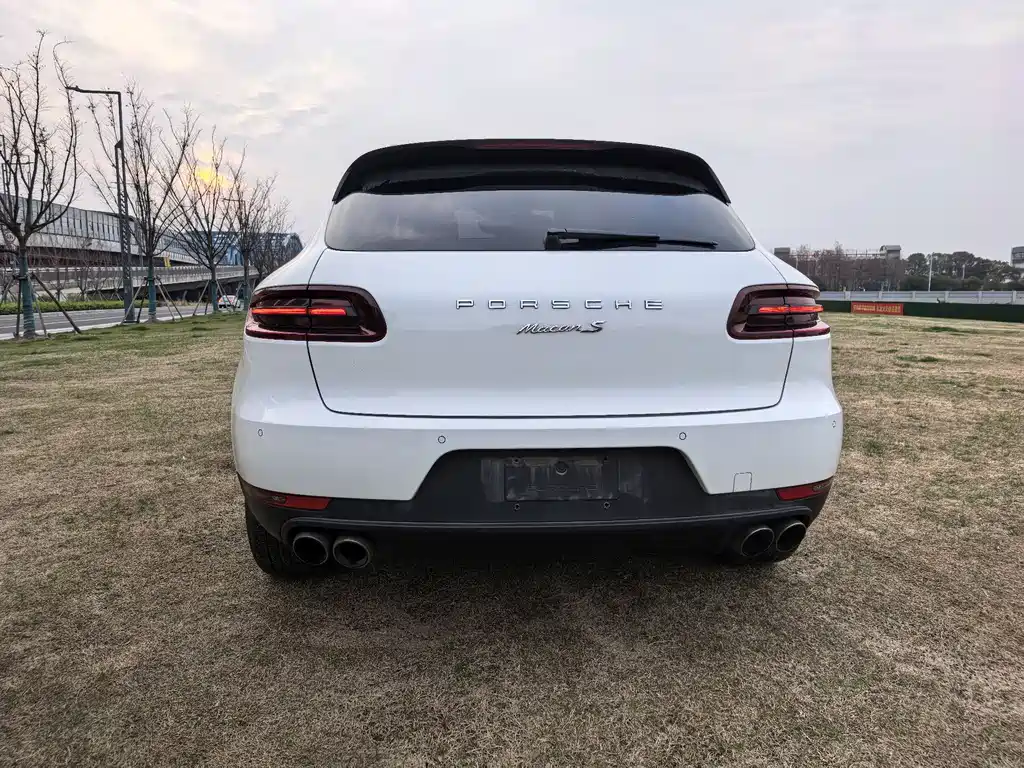 PORSCHE MACAN