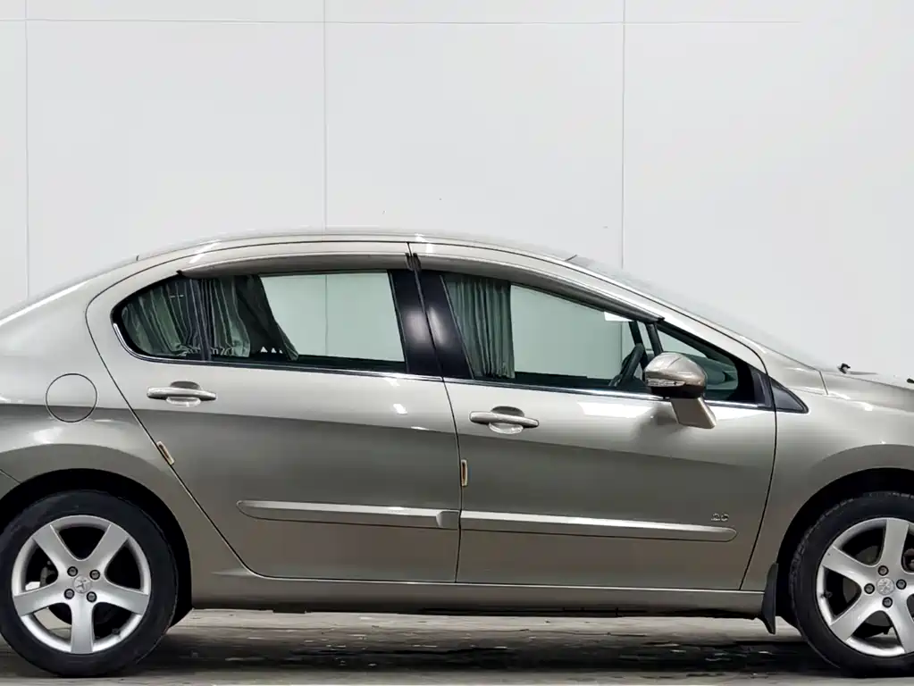Peugeot 408 2013 2.0L MT Comfort