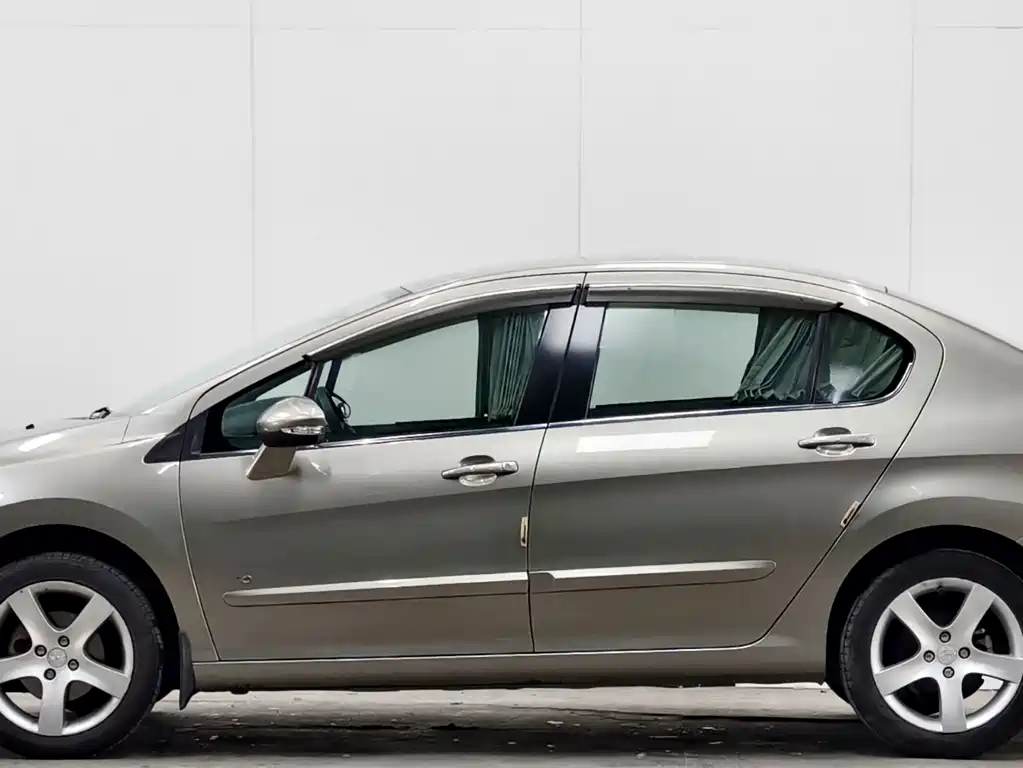 Peugeot 408 2013 2.0L MT Comfort